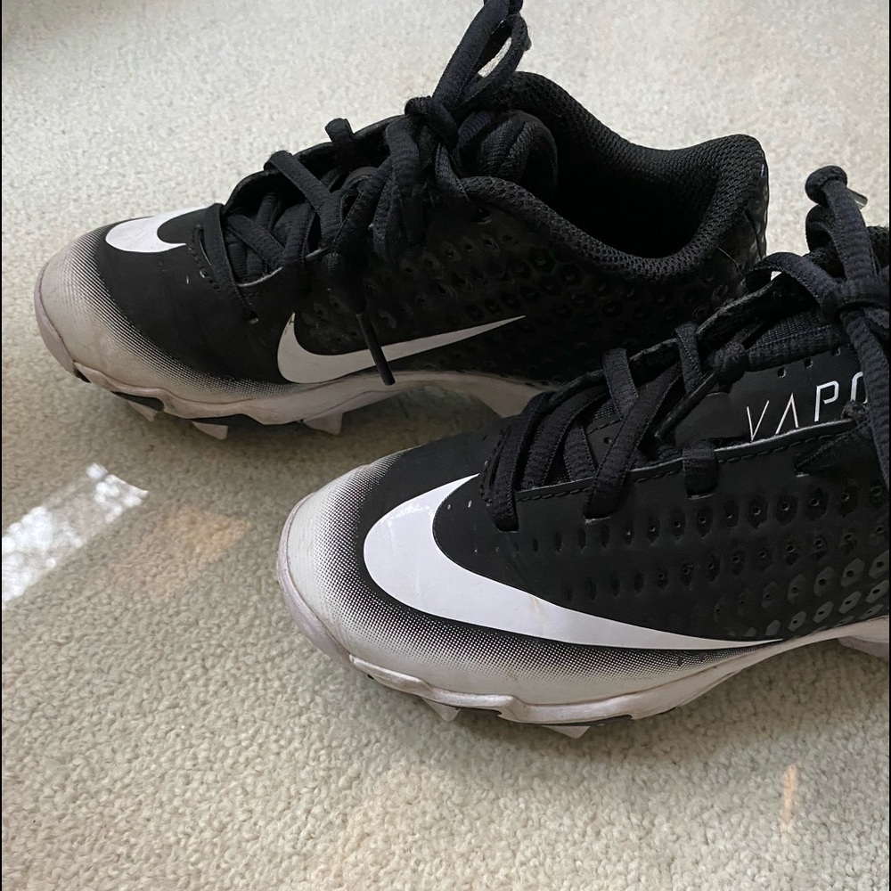 Black & White Nike baseball cleats